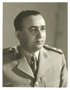 kişi, şahıs, giyim, insan yüzü, askeri üniforma içeren bir resim

Yapay zeka tarafından oluşturulmuş içerik yanlış olabilir.